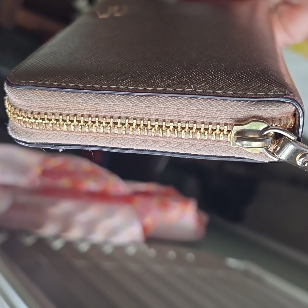 ✨Kate Spade Metallic Gold Zip Around Wallet ✨ - Picture 3 of 11